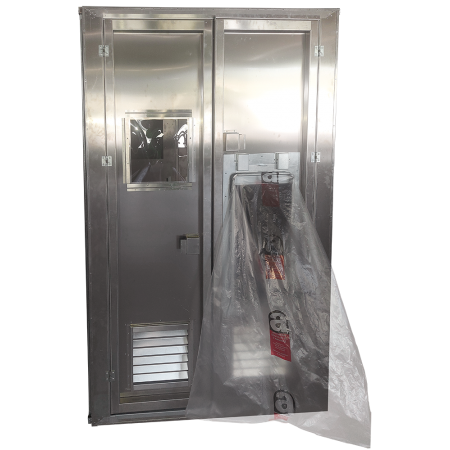 Barrière dynamique avec vitre, grille d'aération sur chaque porte (haute et basse) et sortie EPI contaminés.